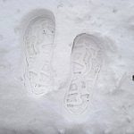 stopy ve sněhu